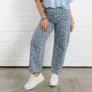 NWT Entro Blue cheetah Print Barrel Jeans